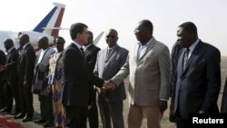 Le Premier ministre français Manuel Valls à sa descente d'avion à Ouagadougou, le 20 février 2016. (REUTERS/Nabila El Hadad)