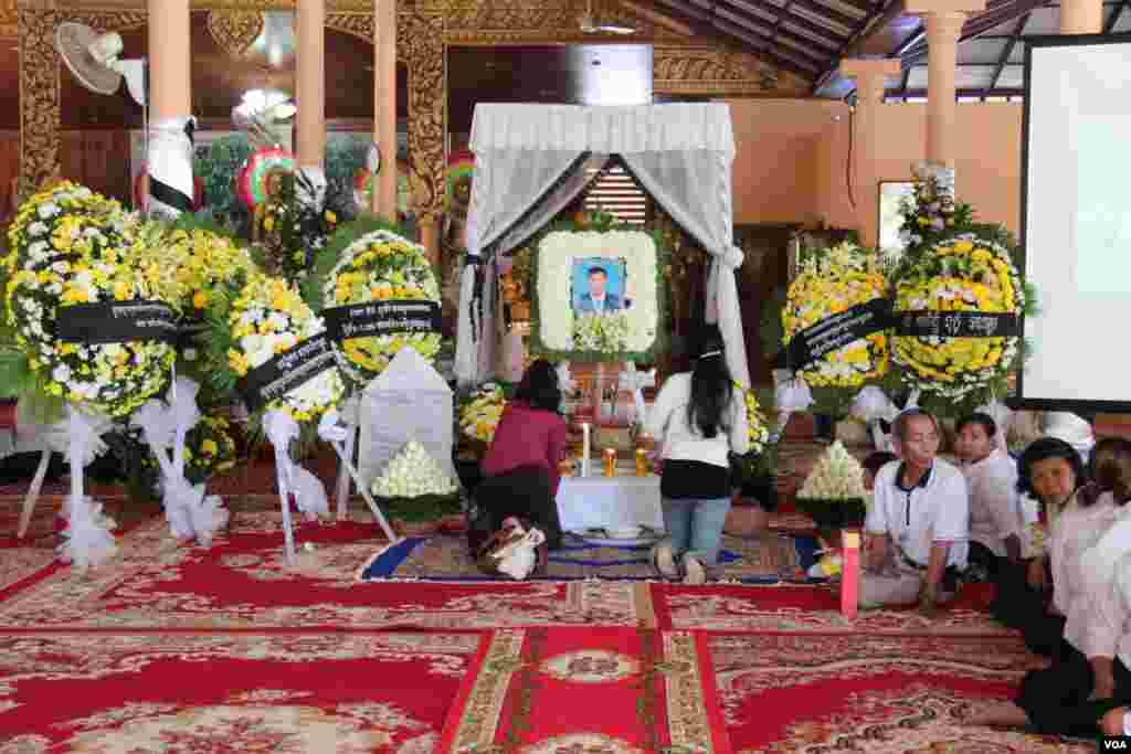 The funeral of Chan Soveth, human rights investigator for local NGO, Adhoc, at the Koul Ta Tung pagoda, on the outskirts of Phnom Penh, Cambodia,December 11, 2014. (Nov Povleakhena/VOA Khmer)