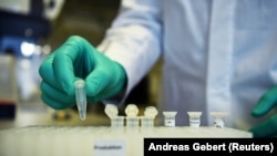 Arhiva - Kandidat za vacinu protiv koronavirusa kompanije KjurVak, u laboratoriji u Tubingenu, Nemačka, 12. marta 2020. (Foto: Rojters, Andreas Gebert)