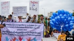 រូបឯកសារ៖ អង្គការសង្គមស៊ីវិល ក្រុមសហជីព និងសកម្មជន និងប្រជាពលរដ្ឋនានា ចូលរួមប្រារព្ធទិវាសិទ្ធិមនុស្សអន្តរជាតិ១០ធ្នូ លើកទី៧០ នៅទីលានប្រជាធិបតេយ្យ នៅរាជធានីភ្នំពេញ កាលពីថ្ងៃទី១០ ខែធ្នូ ឆ្នាំ២០១៨។ (ខាន់ សុគុំមនោ/ VOA)