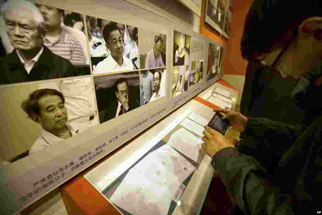 在中共十九大之前,在北京的《砥砺奋进的五年》大型成就展里,展示了被查处的腐败高官的照片,还说这排除了政治隐患。 其中有周永康,薄熙来、郭伯雄、徐才厚、孙政才和令计划(2017年9月28日)。其中郭伯雄和徐才厚在退役前是上将。新京报报道说,房峰辉涉徐才厚、郭伯雄案。中共十八大以来,根据官方公开消息,中共军队至少有7名上将落马。他们是徐才厚、郭伯雄、田修思、王建平、王喜斌、张阳和房峰辉。而在过去,也有黄永胜和谢富治两个上将(照片在后面)被列入“林彪、江青反革命集团案”16名主犯。所以说房峰辉是已经被中共当局公开否定的第九个解放军上将。