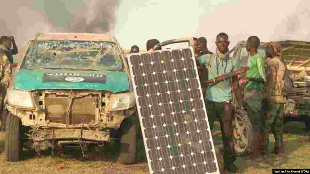 Dakarun Sojojin Najeriya Da Suka Fatattaki 'Yan Boko Haram Daga Kauyen Chikun Gudu A Arewacin Jihar Borno Da Daya Daga Cikin Motar Da Suka Kwato Da Kuma Naurar Lantarki Mai Amfani Da Hasken Rana