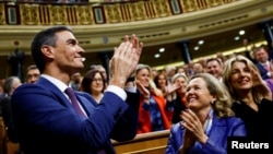 El socialista Pedro Sánchez aplaude durante la sesión de investidura en el Congreso de España en Madrid, el 16 de noviembre de 2023.