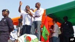 Isaías Samakuva discursa durante uma manifestação da UNITA em Luanda (VOA - foto de arquivo)