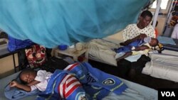 Penderita malaria dirawat di rumah sakit Kenya (foto: dok). Jurubicara WHO Gregory Hartl membantah bahwa jumlah kematian akibat malaria dua kali lebih besar dari perhitungan WHO.
