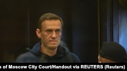 Russian opposition leader Alexei Navalny accused of flouting the terms of a suspended sentence