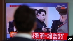 在韩国首尔一个火车站的电视上播放朝鲜领导人金正恩讲话的画面（2017年4月5日）