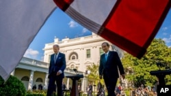 拜登總統與菅義偉首相離開在白宮玫瑰園舉行的聯合記者會。 (2021年4月16日)