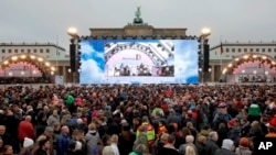 Posetioci ispred Brandenburške kapije, Berlin, Nemačka, 9. novembar, 2014. 