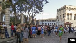 Varias personas se congregaron frente al edificio de la Lonja del Comercio, en la Habana, tras el sismo registrado el 28 de enero de 2020 en Jamaica y Cuba.