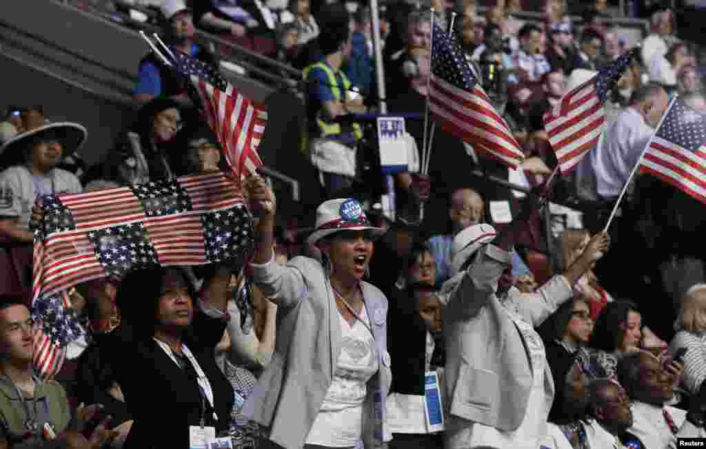Para delegasi bersorak saat para anggota Kaukus Kongres untuk Kulit Hitam naik ke panggung pada hari ketiga Konvensi Nasional Partai Demokrat di Philadelphia, Rabu (27/7). (Reuters/Mike Segar)