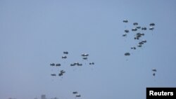 空投人道救援物资进入加沙地带。（路透社2024年4月21日）