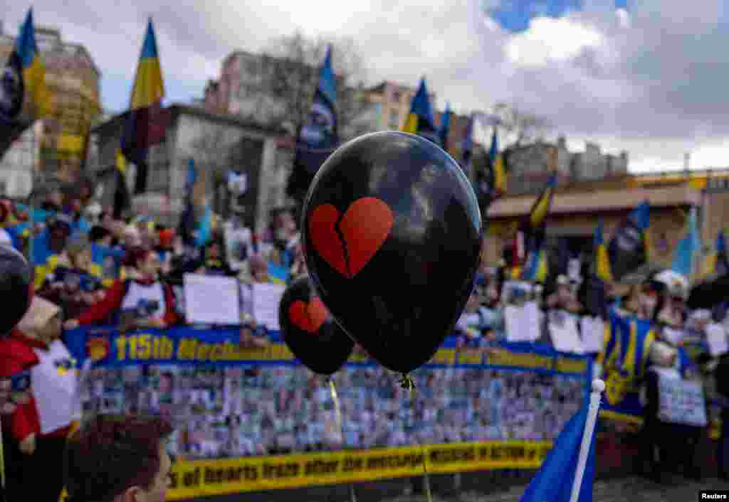 Стамбул, Турция Воздушные шары с символами разбитого сердца на акции в поддержку Украины, 23 февраля 2025 года 
