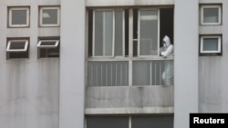 Un personal médico es visto en una ventana del hospital de Jinyintan, donde pacientes con neumonía causada una nueva cepa de coronavirus son tratados en Wuhan, provincia de Hubei, China, el 20 de enero de 2020. 