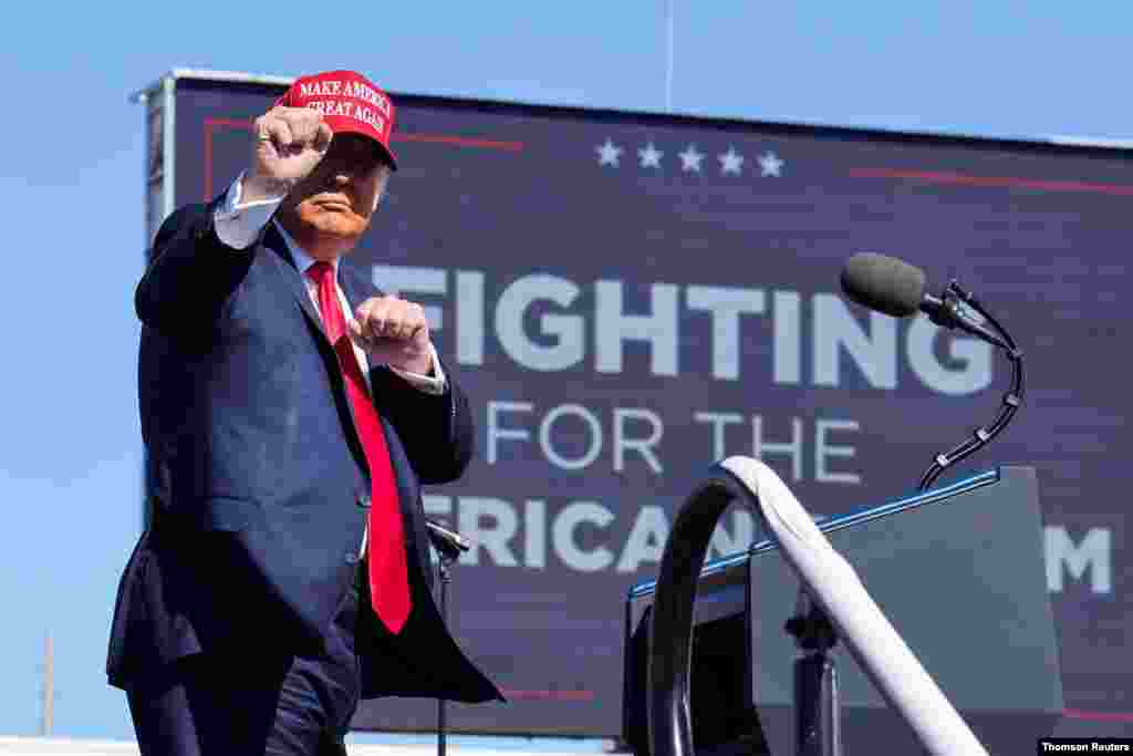 El presidente Trump se dirige al estrado, donde arengó a sus seguidores en el acto de campaña realizado en Phoenix, Arizona, el 28 de octubre de 2020.