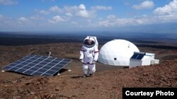 Anggota HI-SEAS berpartisipasi dalam misi simulasi hidup di Mars selama setahun di Mauna Loa, Hawaii. (Foto: Universiry of Hawaii/HI-SEAS) 