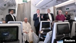 El papa Francisco, el arzobispo de Canterbury, Justin Welby, y el el moderador de la Asamblea General de la Iglesia de Escocia, Iain Greenshields, hablan con la prensa el 5 de febrero de 2023 en el vuelo de regreso al Vaticano después de una gira por dos países de África.