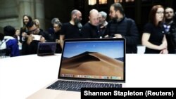 Attendees try out the new MacBook Air during an Apple launch event in the Brooklyn borough of New York, U.S., October 30, 2018. REUTERS/Shannon Stapleton