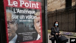 Halaman depan koran mingguan Le Point menampilkan foto Presiden AS Donald Trump dan rivalnya dari Partai Demokrat, Joe Biden, dengan tajuk "Amerika Serikat dalam Gunung Api (dan Kita Juga), di Paris, 30 September 2020. (Foto: AP)