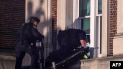 纽约警察经云梯从窗户进入哥伦比亚大学一座教学楼清场，并逮捕占领这座建筑物的示威学生。（法新社） 