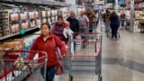 ARCHIVO - Consumidores esperan para pagar por sus compras en una tienda Costco en Los Ángeles, el 19 de febrero de 2025.
