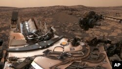 美国宇航局提供的2018年8月9日的照片综合图像显示位于火星维拉·鲁宾岭的"好奇号"探测器。