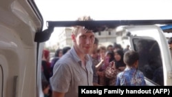 រូប​លោក Abdul-Rahman Kassig ត្រូវ​បាន​បង្ហាញ​ដោយ​គ្រួសារ Kassig នៅ​ក្នុង​កន្លែង​មួយ​ក្បែរ​ព្រំដែន​ប្រទេស​​ស៊ីរី រវាង​​ចុង​ឆ្នាំ​២០១២ ​និង​​ឆ្នាំ​២០១៣ ដែល​លោក​កំពុង​ជួយ Special Emergency Response and Assistance (SERA) ជញ្ចូន​សម្ភារៈ​ផ្គត់​ផ្គង់​ដល់​ជន​ភៀស​ខ្លួន។