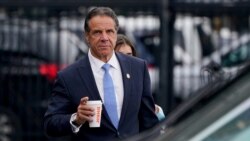 Le gouverneur de New York Andrew Cuomo se prépare à monter à bord d'un hélicoptère après avoir annoncé sa démission, le 10 août 2021, à New York.