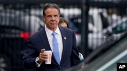 Le gouverneur de New York Andrew Cuomo se prépare à monter à bord d'un hélicoptère après avoir annoncé sa démission, le 10 août 2021, à New York.