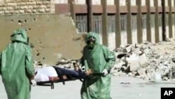 Du personnel soignant porte des combinaisons de protection lors d'un exercice dans Alep, Syrie 