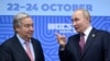 Президент Росії Володимир Путін вітає Генерального секретаря Організації Об’єднаних Націй (ООН) Антоніу Гутерріша під час їх двосторонньої зустрічі на полях саміту ВRICS у Казані, Росія, у четвер, 24 жовтня 2024 року. (AP)