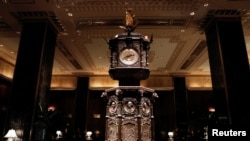 El reloj, construido para la Feria Mundial de Chicago de 1893, se ve en el vestíbulo principal del mundialmente famoso Hotel Waldorf Astoria en el centro de Manhattan en la ciudad de Nueva York, en una foto de archivo del 28 de febrero de 2017. 