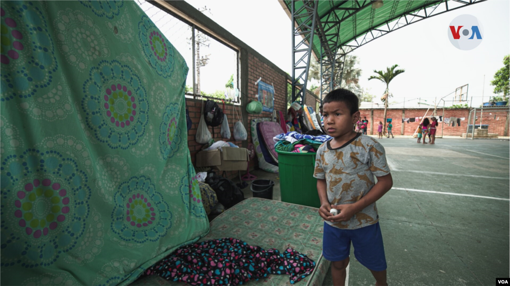Al llegar la mañana los migrantes apilan sus colchones y pertenencias para darle espacio a diferentes actividades que realizan las autoridades locales y los organismos internacionales que presentes en el lugar.