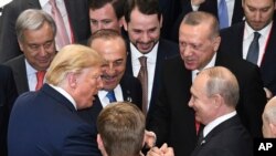 El presidente de Estados Unidos, Donald Trump, se da la mano con el presidente ruso, Vladimir Putin durante de la cumbre del G-20 en Osaka, Japón, junio 29 de 2019.