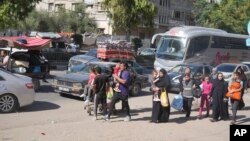 باشندگان غزه توسط بس، موتر و حتا مرکب تلاش میکنند شمال غره را که هدف اصلی حملات تهاجمی اسراییل است، ترک کنند