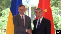 资料照：中国外长王毅在广州会晤到访的乌克兰外交部长德米特罗·库莱巴（左）。（2024年7月24日）