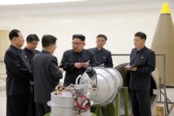 김정은 북한 국무위원장이 핵무기병기화사업을 현지지도했다고 지난2017년 9월 조선중앙통신이 보도했다. 김정은 체제 핵개발 주역인 홍승무 군수공업부 부부장과 리홍섭 핵무기연구소 소장이 수행했다.