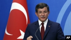 Le Premier ministre turc Ahmet Davutoglu lors d'un point de presse au siège du Parti de la justice et du développement à Ankara, Turquie, 5 mai 2016. 