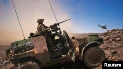 Un soldat français monte la garde dans un véhicule blindé dans la vallée de Terz, à environ 60 km au sud de la ville de Tessalit, dans le nord du Mali, le 21 mars 2013.