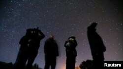 Un grupo de personas observa el cielo con la esperanza de observar un ovni en el desierto de Sedona, EE.UU., el 14 de febrero de 2013.