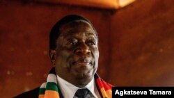 Le président et candidat du Zimbabwe Emmerson Mnangagwa a voté à l'école primaire de Sherwood à Kwekwe le 30 juillet 2018.