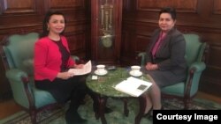 O'zbekiston Bosh vaziri o'rinbosari Tanzila Kamalovna Narbaeva va "Amerika Ovozi" jurnalisti Navbahor Imamova, O'zbekistonning AQShdagi elchixonasi, 16-mart, 2018