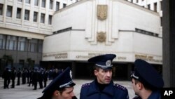 Украинские полицейскиеу здания местного органа власти.Симферополь, Крые, Украин, 26 февраля 2014г.
