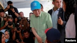 Sekjen PBB Ban Ki-moon menyambut seorang pengungsi anak dalam kunjungannya ke kamp pengungsi Kara Tepe yang dikelola pemerintah kota. Lesbos, Yunani.