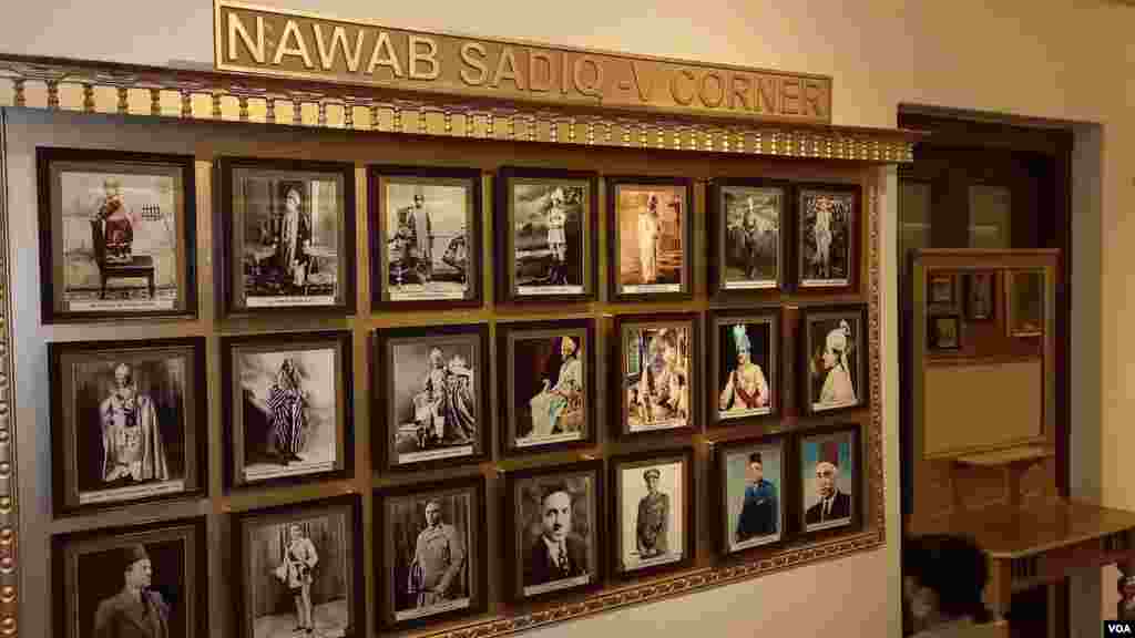 داخلی دروازے سے بائیں جانب دربار ہال ہے جس میں تمام ادوار کے نوابوں کا ذکر اُن کی تصویروں کے ذریعے دکھائی دیتا ہے۔