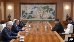 김정은(테이블 오른쪽) 북한 국무위원장과 세르게이 라브로프(왼쪽 가운데) 러시아 외무장관이 19일 평양에서 회동하고 있다. (러시아 외무부 텔레그램)