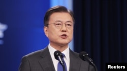 Presiden Korea Selatan Moon Jae-in menyampaikan pidatonya pada konferensi pers di Gedung Biru Kepresidenan di Seoul, Korea Selatan, 10 Mei 2021. (Foto: Yonhap via REUTERS)