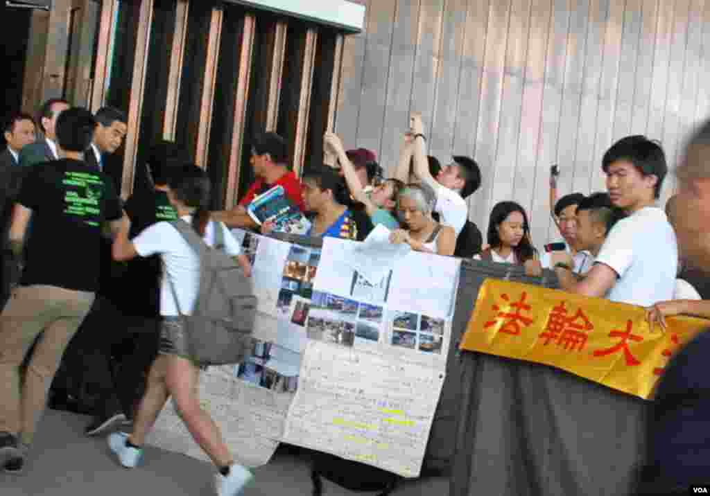 香港學聯幾名代表衝開特首辦門外示威區的鐵欄,走向特首梁振英要求直接對話,被多名保安人員阻止