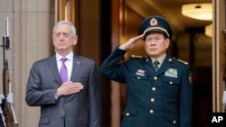 2018年11月9日,美國國防部長馬蒂斯和中國國防部長魏鳳和在五角大樓舉行的歡迎儀式上。