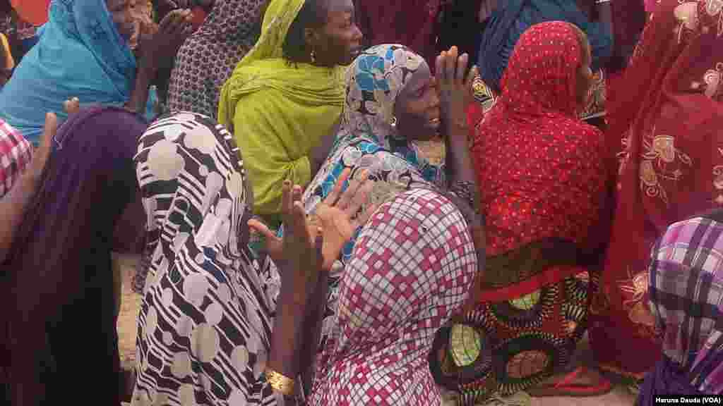 Wasu Daga Cikin Matan Dake Kan Layi Domin Amsar Kayayyakin Abincin Tallafawa 'Yan Gudun Hijira A Jihar Borno, Yuli 17, 2016